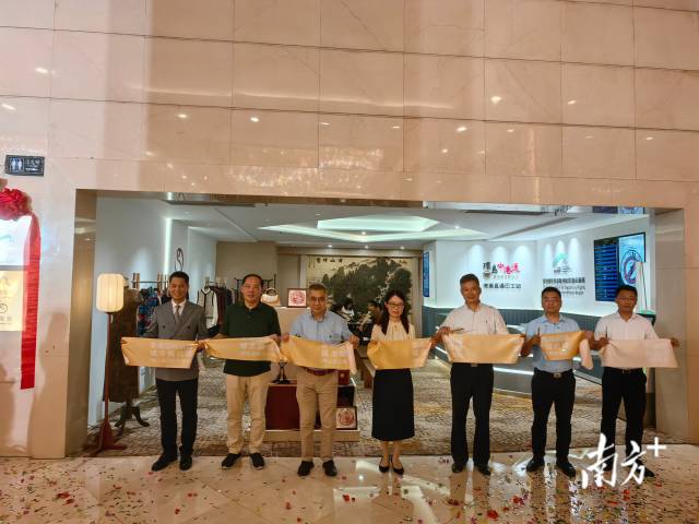 香港国际机场佛山皇冠假日酒店候机楼剪彩开幕。南方+ 卢浩能 拍摄