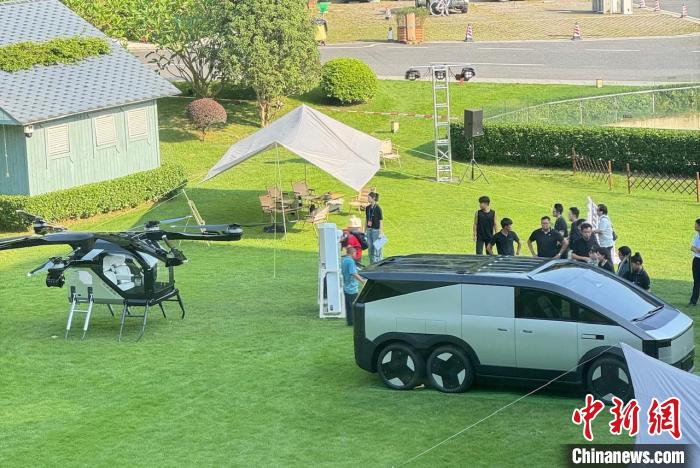 分体式飞行汽车“陆地航母”实车。王坚 摄