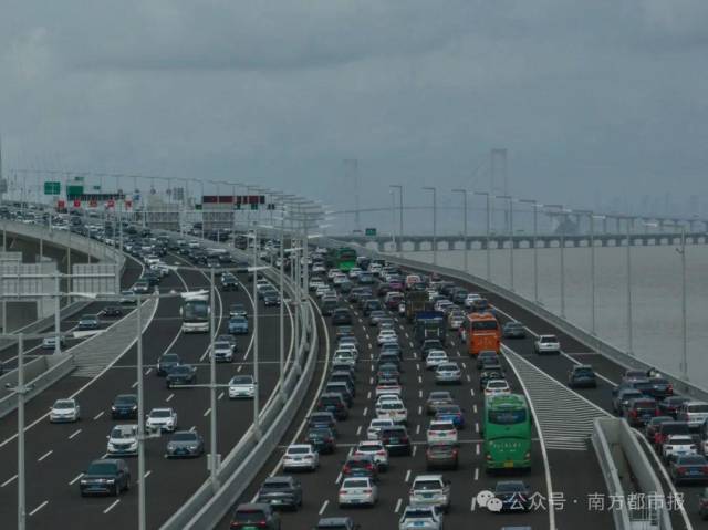 2024年6月30日，深中通道通车首日，迎来火爆车流。