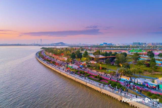 位于滨海湾新区的东莞黄金海岸，是市民热衷打卡的一条亲海生态岸线。