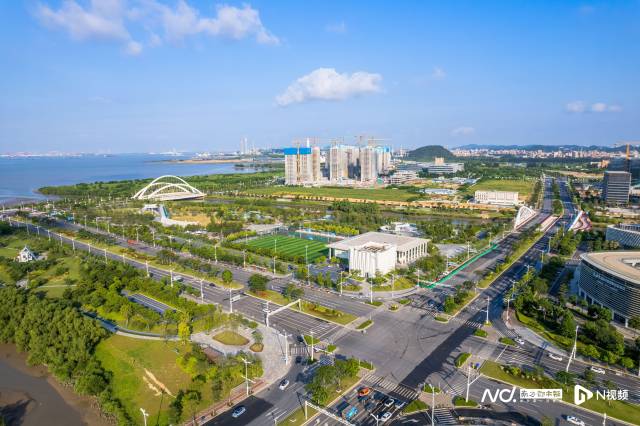蓝天白云下的东莞滨海湾文体公园。