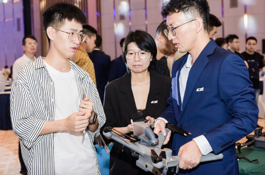 第二届无人机应急救援力量建设与发展论坛上，与会者正在参观展出的应急救援无人机产品。