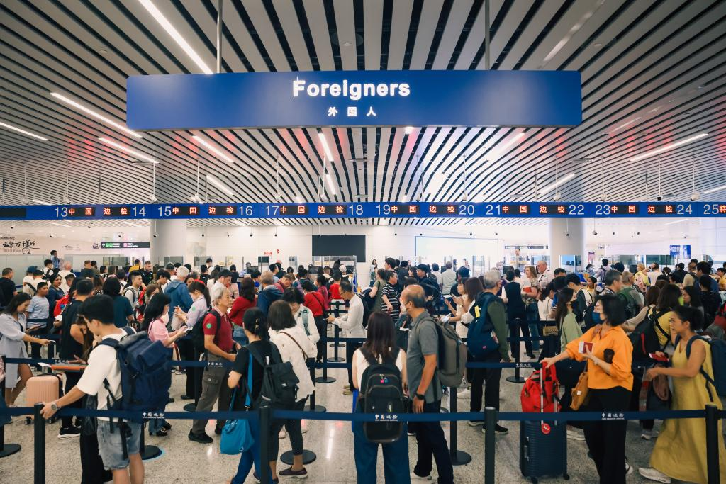 图为9月16日，外籍旅客在广州白云机场口岸排队候检的现场。（凌观明 摄）