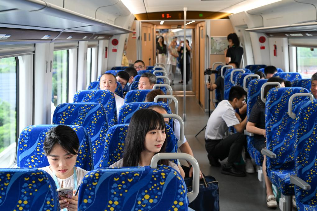 5月26日，乘客体验首趟运行的佛莞城际铁路列车。新华社记者 刘大伟 摄