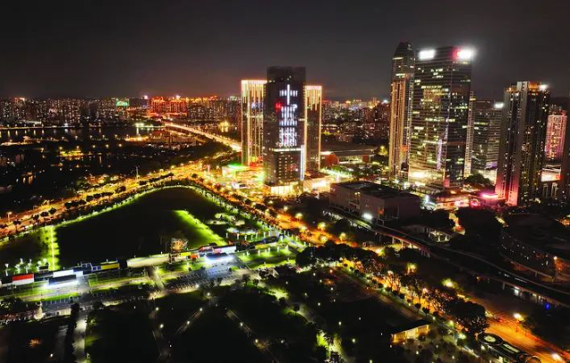 惠州市区中海广场户外大屏亮灯迎接十五运会，滚动播放宣传标语。 图源惠州日报