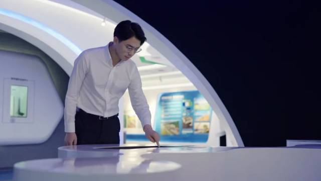 ▲打电话、做材料、见客户、开座谈、看场地......是刘延鑫的一部分工作日常