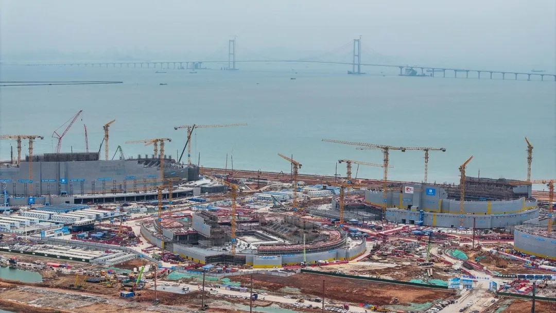 ▲南沙全民文化体育中心综合体一场两馆正在建设中，这里将是2025年第十五届全运会的新建中心场馆群。新华社记者 刘大伟 摄