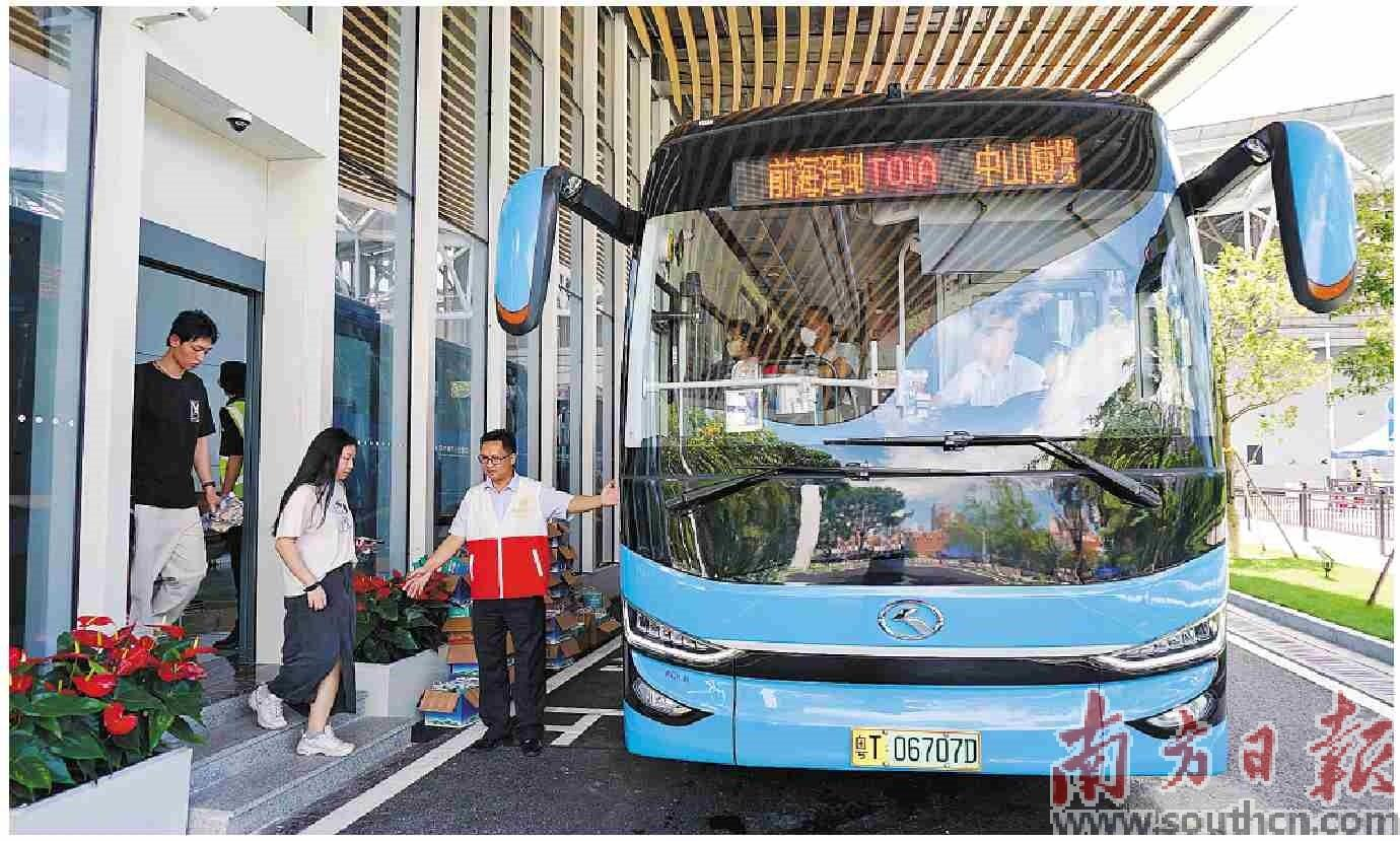  工作人员引导乘客登上深中跨市公交。冯灿辉 摄