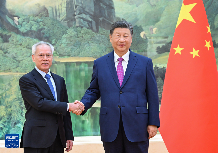 11月1日下午，国家主席习近平在北京人民大会堂会见新当选并获中央政府任命的澳门特别行政区第六任行政长官岑浩辉。新华社记者 谢环驰 摄
