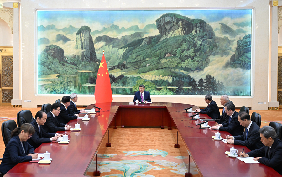 11月1日下午，国家主席习近平在北京人民大会堂会见新当选并获中央政府任命的澳门特别行政区第六任行政长官岑浩辉。新华社记者 谢环驰 摄