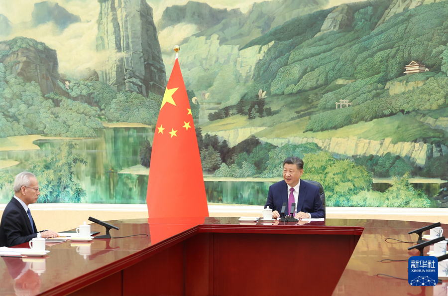 11月1日下午，国家主席习近平在北京人民大会堂会见新当选并获中央政府任命的澳门特别行政区第六任行政长官岑浩辉。新华社记者 丁海涛 摄