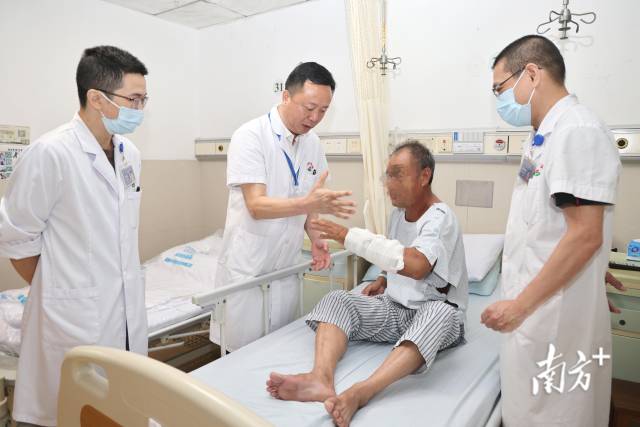 中山市中医院病房。 南方+ 叶志文 拍摄