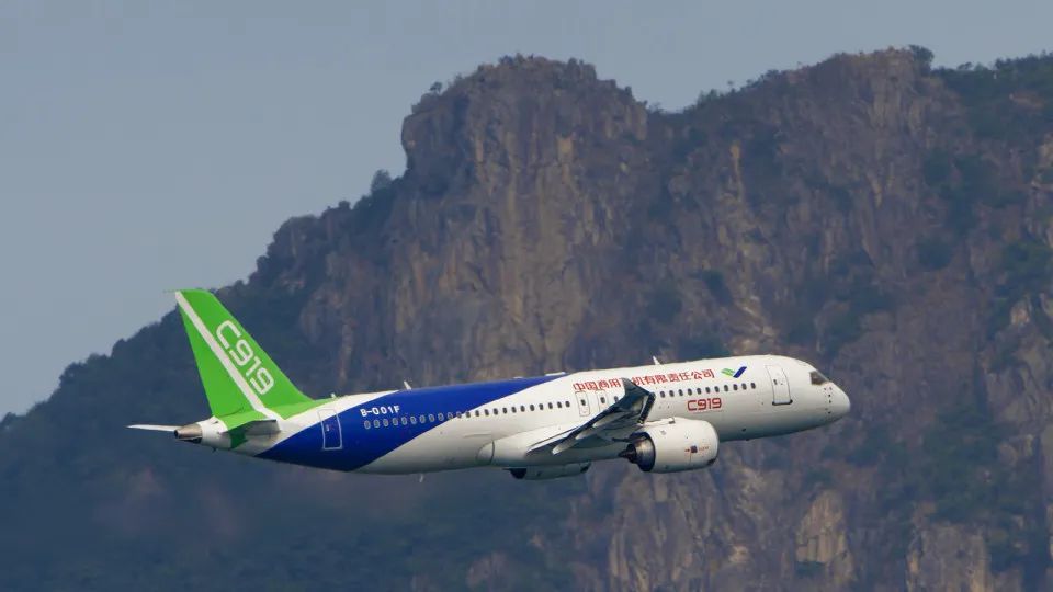 △去年12月，C919飞机与ARJ21飞机在香港进行飞行展示