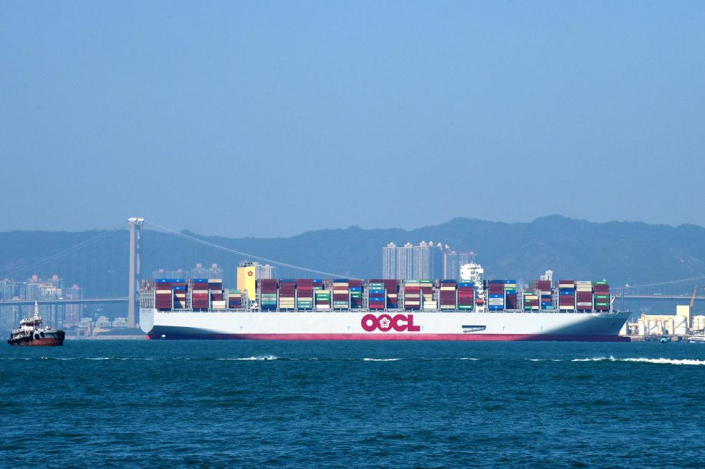 2023年11月20日，一艘东方海外货柜航运有限公司集装箱船驶向香港货柜码头。