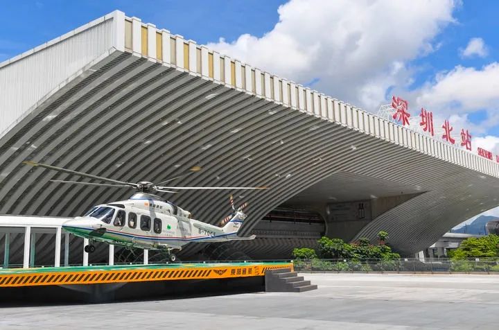6月28日，“低空+轨道”空铁联运项目在深圳北站枢纽东广场正式开航。图源：新华社