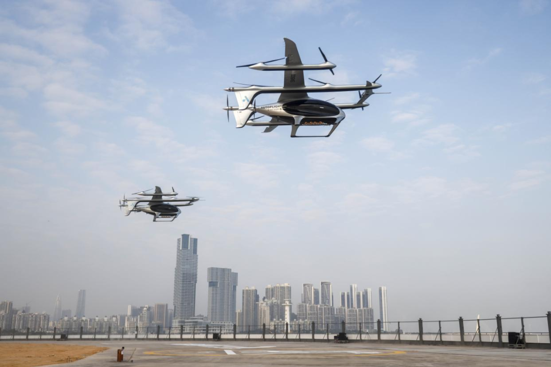 今年2月，“空中的士”eVTOL“盛世龙”完成全球首条跨?？绯莈VTOL电动垂直起降航空器航线的公开首次演示飞行。图源：南方日报