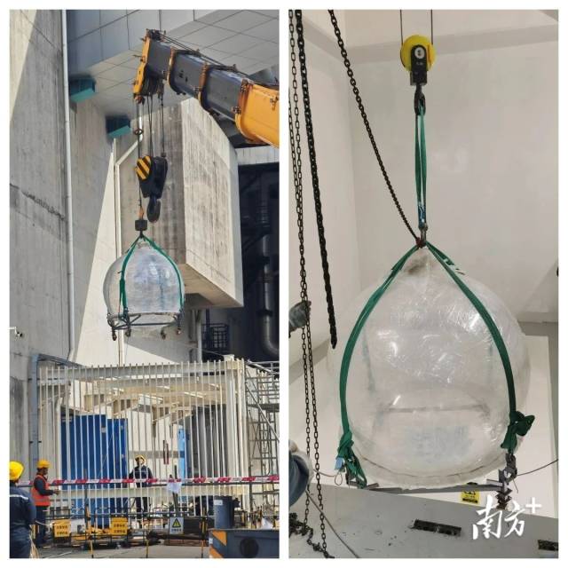 正在引入有机玻璃球，将用于盛装捕捉中微子用的神秘液体“液闪”。