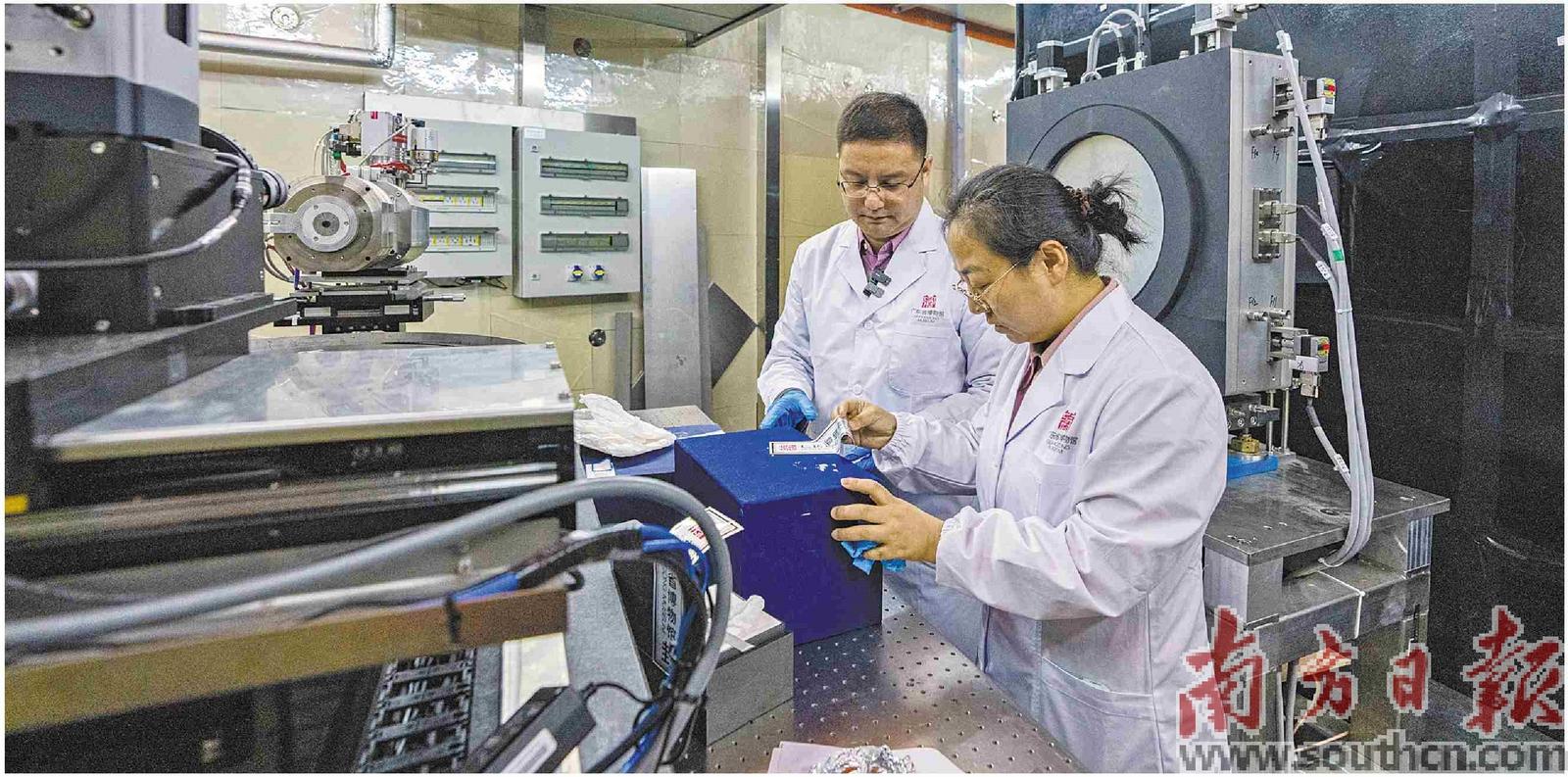 中国散裂中子源科研人员利用能量分辨中子成像谱仪开展文物检测?；普?陈雅靖 摄