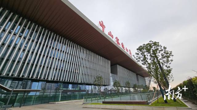 新中山客运口岸。 南方+ 雷海泉 拍摄