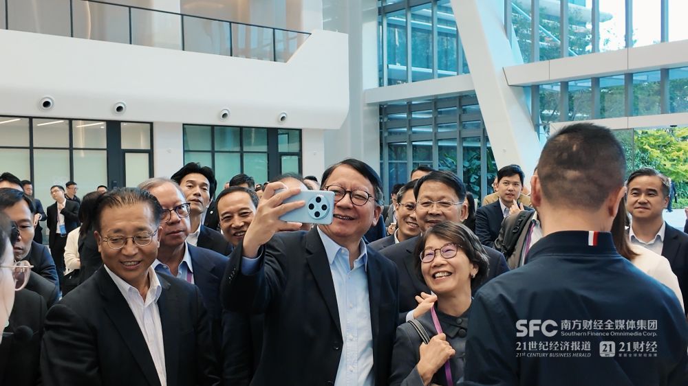 （香港特别行政区政务司司长陈国基与考察团成员自拍。庄欢/摄）
