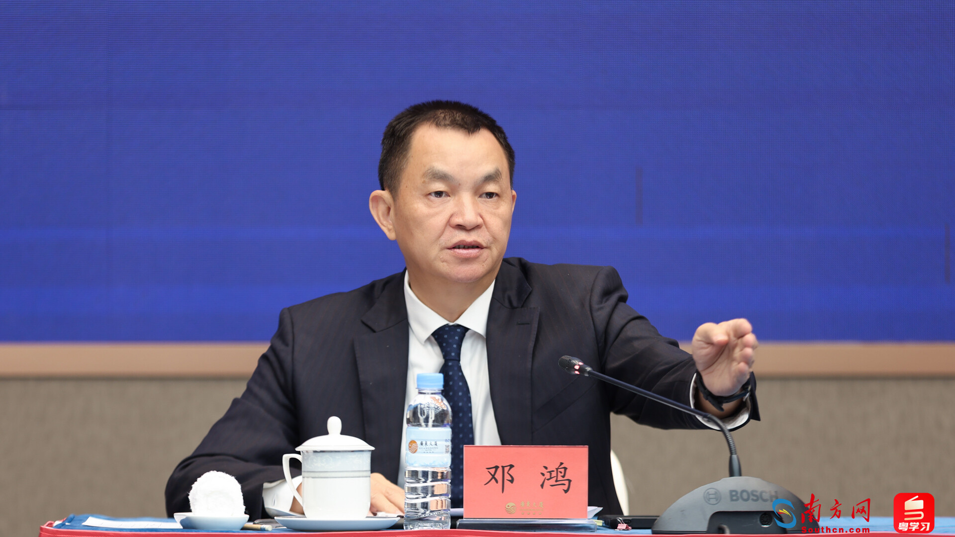 广东省政府新闻办公室副主任邓鸿主持发布会。