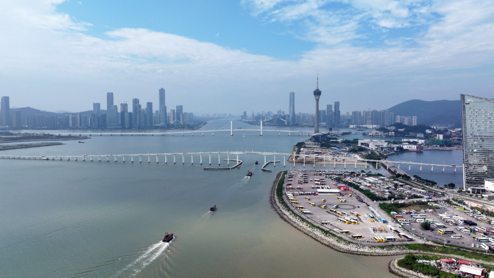 澳门，镜海扬帆风正劲