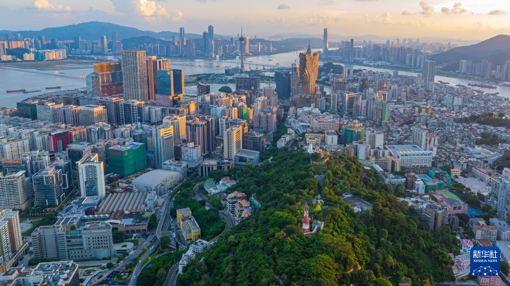 7月8日拍摄的澳门半岛景色（前）、珠海和横琴（无人机照片）。