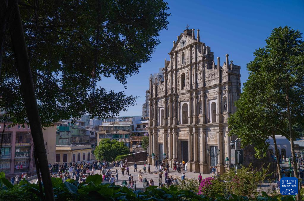 11月26日，旅客在澳门大三巴牌坊游览。