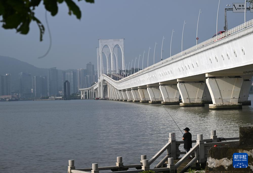 市民在澳门西湾大桥旁钓鱼（11月17日摄）。