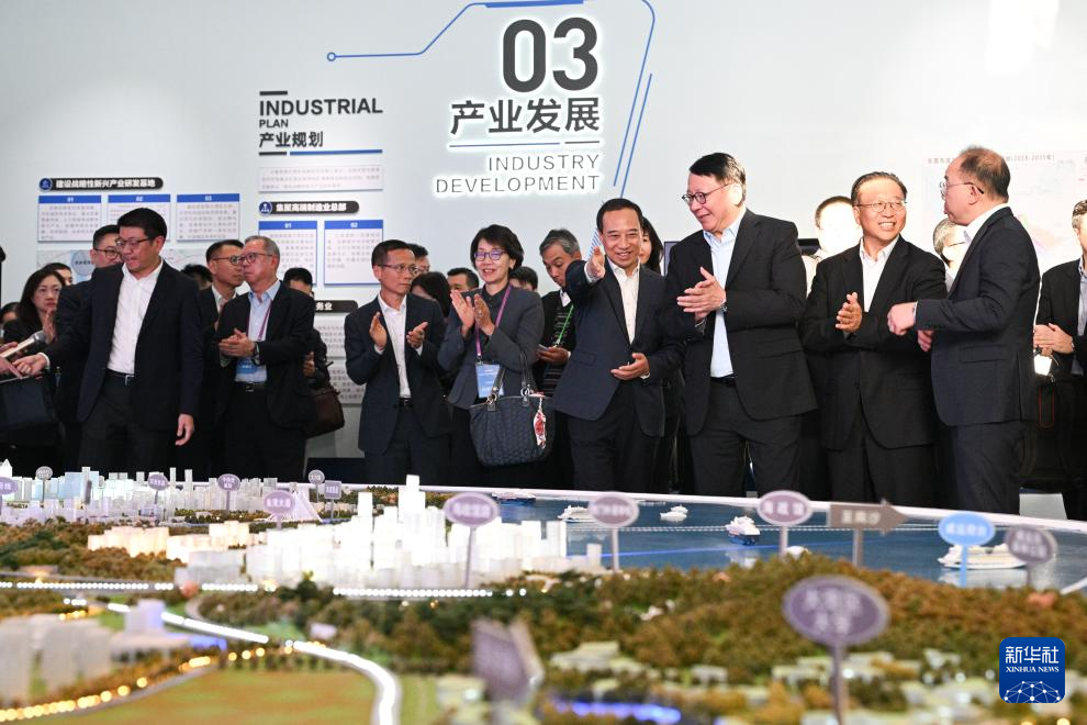  2024年11月26日，香港工商界代表团参观东莞滨海湾新区展示中心。新华社发
