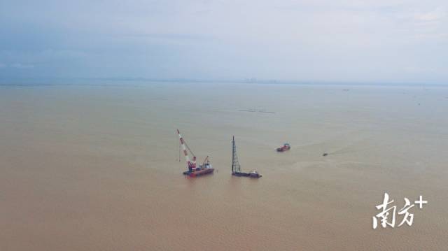 2020年6月6日，在江门台山一侧的黄茅海海域，黄茅海跨海通道打下工程先行施工标段的第一根钢管桩，正式拉开项目建设序幕，比原计划时间提前半年。