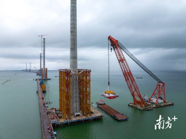 2023年8月11日，历经2小时的连续施工，黄茅海大桥西塔首榀钢箱梁完成吊装，标志黄茅海大桥上部构造施工驶入快车道。 2023年8月11日，历经2小时的连续施工，黄茅海大桥西塔首榀钢箱梁完成吊装，标志黄茅海大桥上部构造施工驶入快车道。