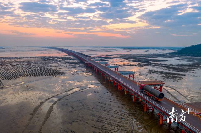 2020年9月20日，黄茅海跨海通道海上施工钢栈桥完成建设。 2020年9月20日，黄茅海跨海通道海上施工钢栈桥完成建设。