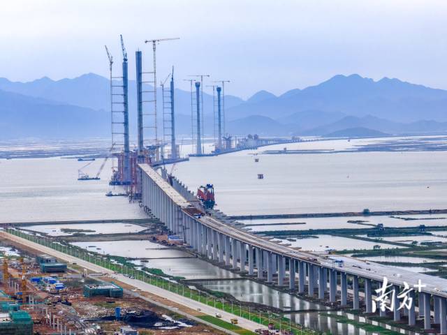 2023年4月18日，黄茅?？绾Ｍǖ老钅孔詈笠蛔魉泼┖４笄胖兴忱舛ァＶ链?，5座“小蛮腰”主塔全部封顶，标志着项目建设进入全新阶段。