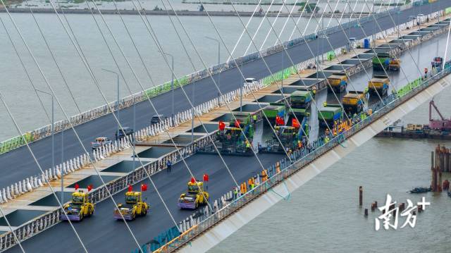 黄茅海跨海通道项目正在进行钢桥面沥青摊铺。 黄茅海跨海通道项目正在进行钢桥面沥青摊铺。