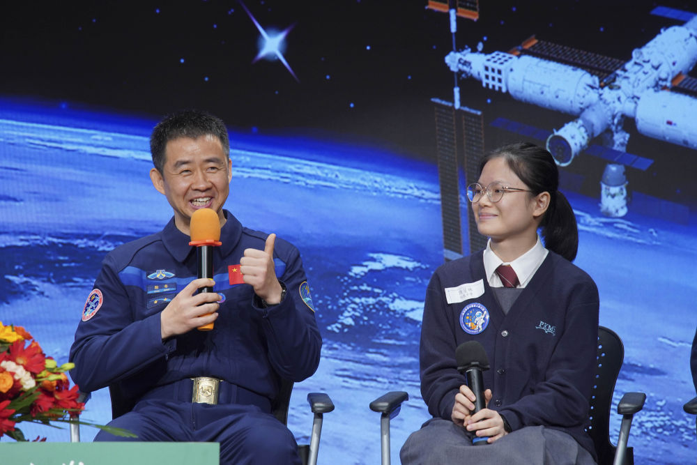 2023年11月29日，神舟十四号乘组指令长陈冬（左）在香港培侨中学与学生分享航天故事。