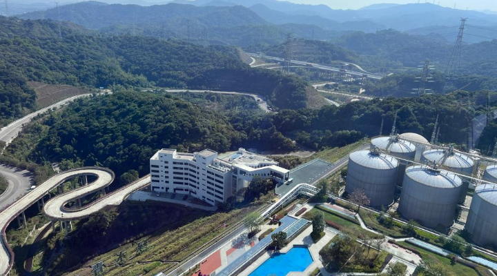 广州市福山循环经济产业园将垃圾焚烧发电厂的烟囱开发成工业旅游观光塔，休闲平台设置空中咖啡厅，可一览园区全景
