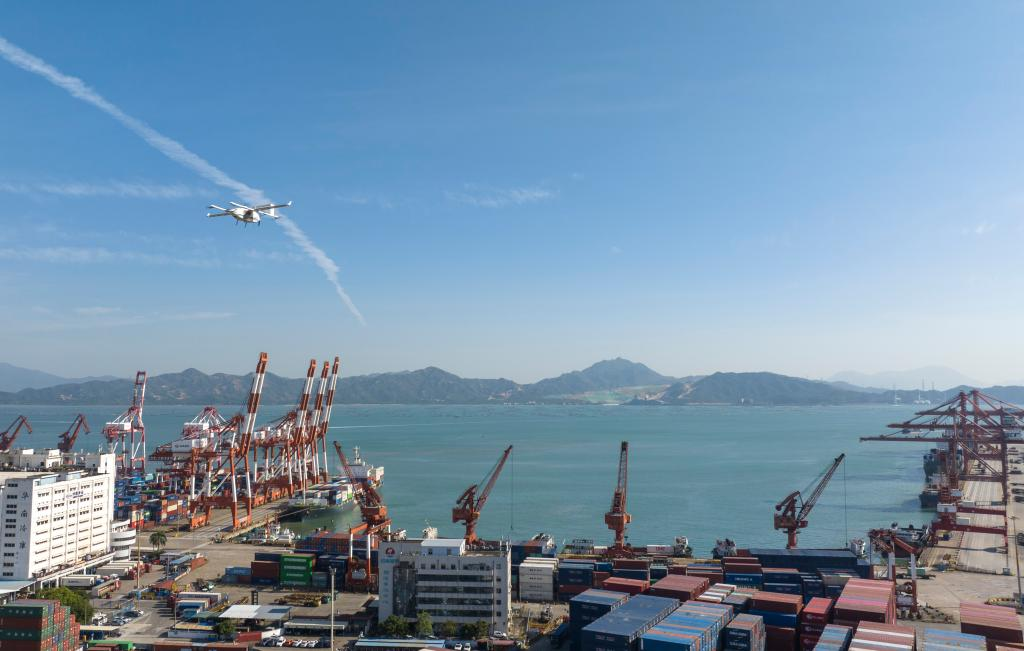 11月27日，丰翼科技（深圳）有限公司的一架无人机搭载着快件从珠海飞抵深圳蛇口集装箱码头附近的起降点。新华社记者 毛思倩 摄