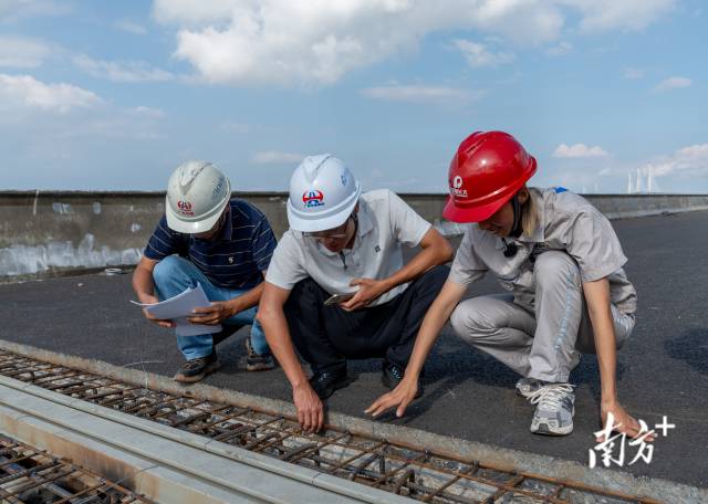 9月27日，黄茅海跨海通道上，马倩倩正在陪同业主验收伸缩缝。