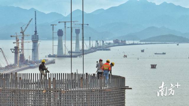 2022年10月20日，黄茅海跨海通道控制性节点——黄茅海大桥和高栏港大桥两座主桥的5座主塔正在“节节攀升”。  