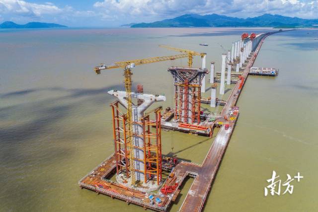 2023年7月5日，黄茅海大桥西侧过渡墩、辅助墩顺利浇筑完成，标志着项目23个整幅式TY型桥墩全部完工。