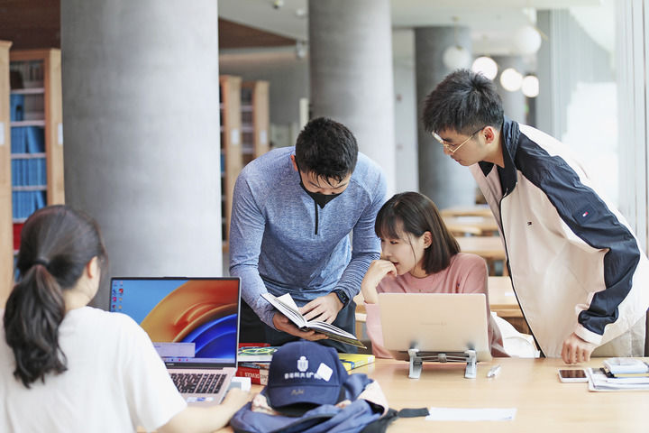 香港科技大学（广州）红鸟硕士班的同学在一起讨论（2024年2月摄）。新华社发