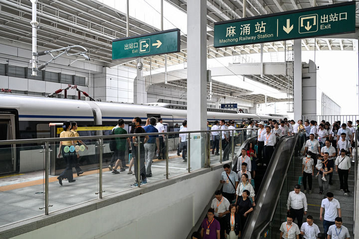首趟运行的佛莞城际铁路列车?？慷嘎橛空荆?024年5月26日摄）。广佛南环、佛莞城际铁路与佛肇城际、莞惠城际相连，形成全长258公里的粤港澳大湾区最长的城际铁路。新华社记者 刘大伟 摄