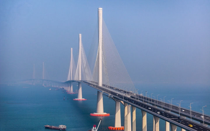 黄茅海跨海通道正式通车后，车辆行驶在黄茅海大桥上（2024年12月11日摄，无人机照片）。新华社记者 刘大伟 摄