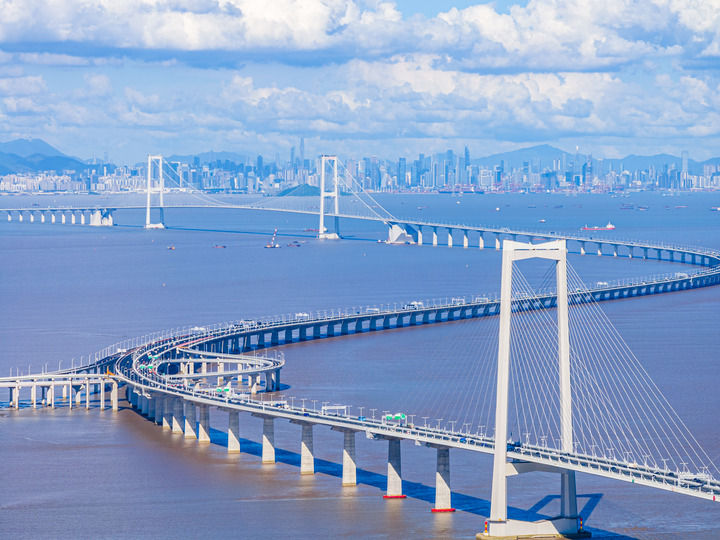 车辆行驶在深中通道上（2024年7月3日摄，无人机照片）。新华社记者 毛思倩 摄