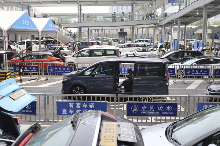 车辆在港珠澳大桥珠海公路口岸等待通关（2024年4月4日摄）。新华社发（王相国 摄)