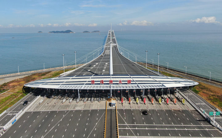 在珠海拍摄的港珠澳大桥入口（2023年12月15日摄，无人机照片）。新华社记者 邓华 摄