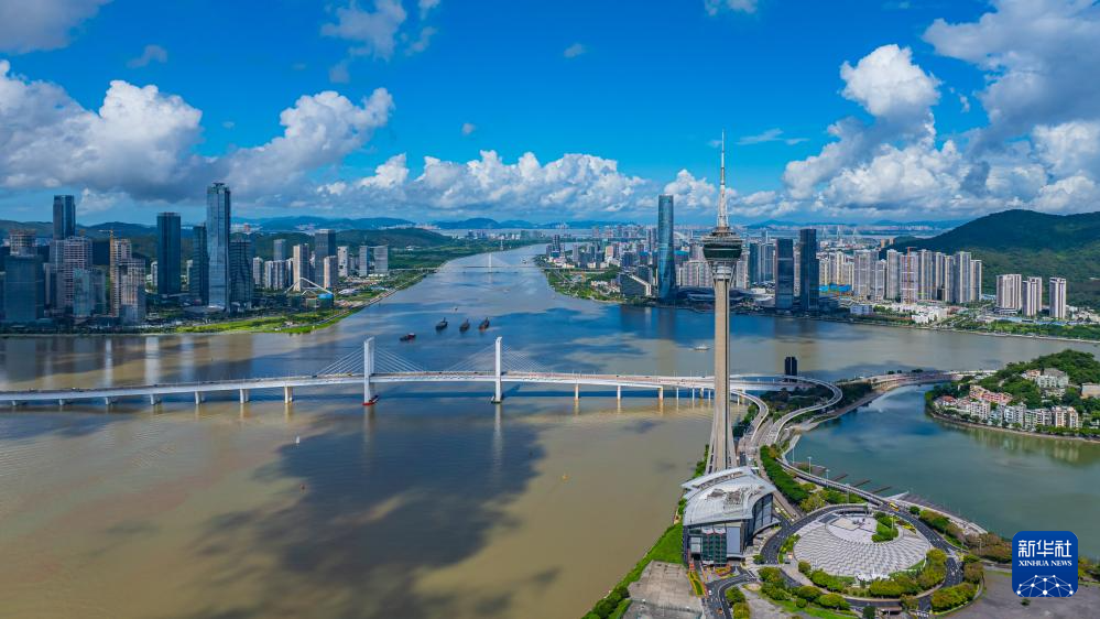这是7月8日拍摄的澳门半岛、横琴及珠海景色（无人机照片）。新华社发（张金加 摄）