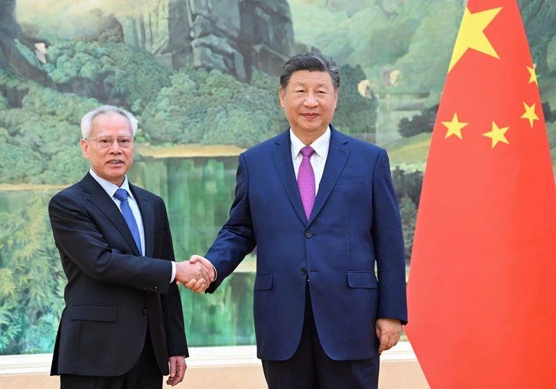 11月1日下午，国家主席习近平在北京人民大会堂会见新当选并获中央政府任命的澳门特别行政区第六任行政长官岑浩辉。新华社记者 谢环驰 摄