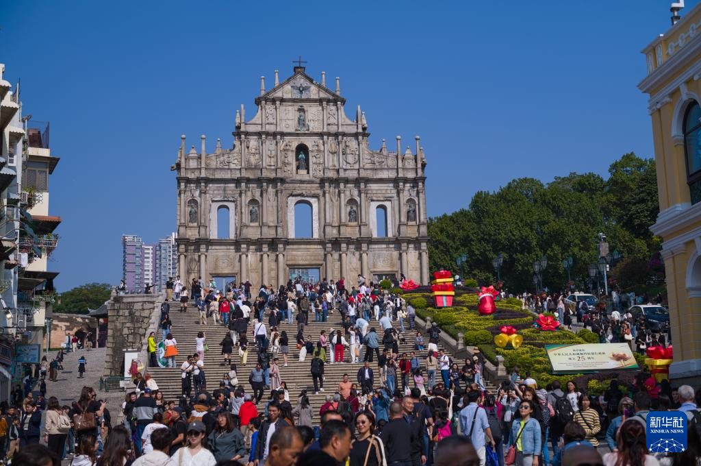 12月7日，人们在澳门大三巴牌坊游览。新华社发（张金加 摄）